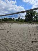 Foto: Defektes Volleynetz (inklusive Pfosten) am Ströbitzer Badesee, Unfallgefahr 